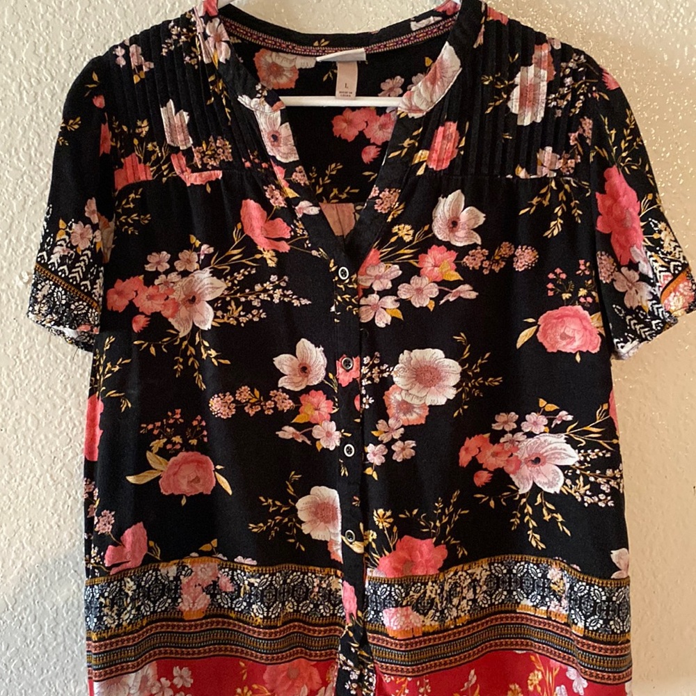 Knox Rose size L, black, pink, & red floral design, v-neck, button-down blouse.